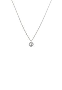 Zilveren ketting met een ronde hanger, voorzien van een cirkelvormige schikking van kleine edelstenen, aan een delicate ketting.