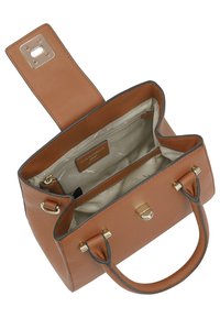 Sac à main en cuir brun, de forme rectangulaire avec un design structuré. Accents en matériel doré, doublure de couleur claire et poche intérieure.