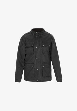 Crna jakna do struka izrađena od čvrstog, teksturiranog materijala. Ima visoki ovratnik, dvije džepove na prsima i zatvaranje na dugmadi.