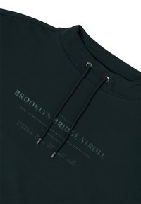 Svart hoodie med dragsko i huvan, med tryckt text "BROOKLYN BRIDGE STROLL" i en kontrasterande färg, mjuk textur och avslappnad passform.