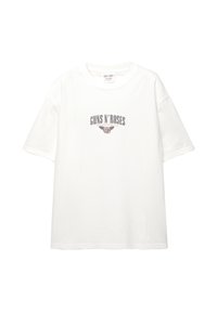 Hvid bomulds t-shirt med korte ærmer og rund hals. Forsiden har teksten "GUNS N' ROSES" og et grafisk design i grå.