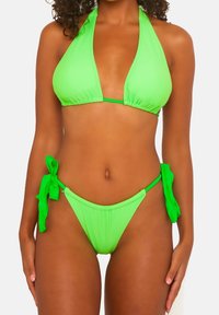Set di bikini verde neon con top a fascia e coppe arricciate di forma triangolare, abbinato a slip a vita bassa con lacci laterali.