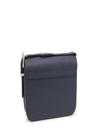 Bolso rectangular azul marino hecho de material texturizado. Presenta un cierre de solapa magnética y una correa de acento metálico en el lateral para su sujeción.