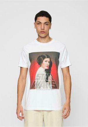Weißes Baumwoll-T-Shirt mit einem Druck eines Charakters mit braunen Haaren und einem weißen Outfit vor einem roten Hintergrund, mit dem Text "STAR WARS" darunter.