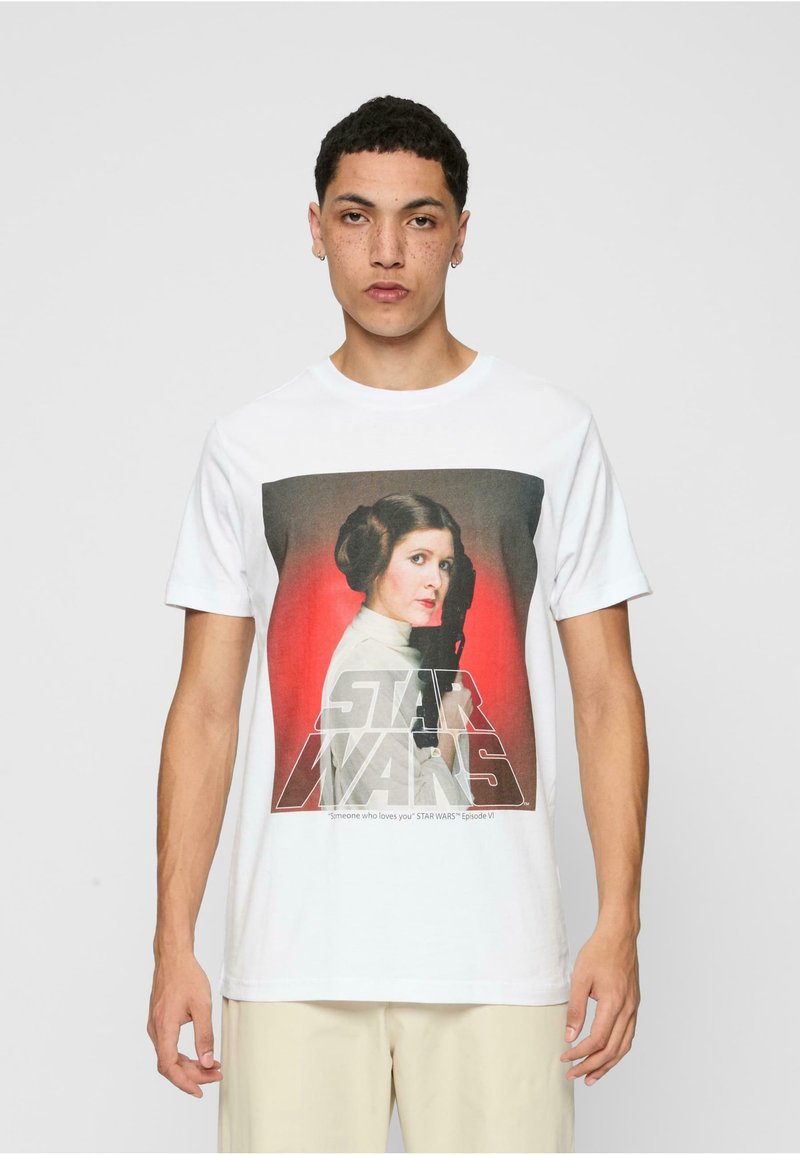 Weißes Baumwoll-T-Shirt mit einem Druck eines Charakters mit braunen Haaren und einem weißen Outfit vor einem roten Hintergrund, mit dem Text "STAR WARS" darunter.