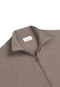 Maglione marrone con zip, dal tocco morbido, con colletto alto e zip argentata. L'etichetta recita "PROFUOMO."