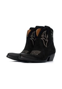 Stivali da cowboy in suede neri con punta arrotondata, tacco basso e intricati motivi di cucitura bianca sul gambale.