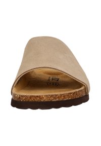 Beige leren slipper met brede band, kurken voetbed en donkere rubberen outsole. Glad oppervlak met een minimalistisch ontwerp.
