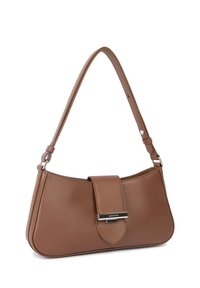 Sac à épaule en cuir marron avec une forme incurvée, une fine sangle réglable et un rabat pliable avec un détail de fermoir métallique.