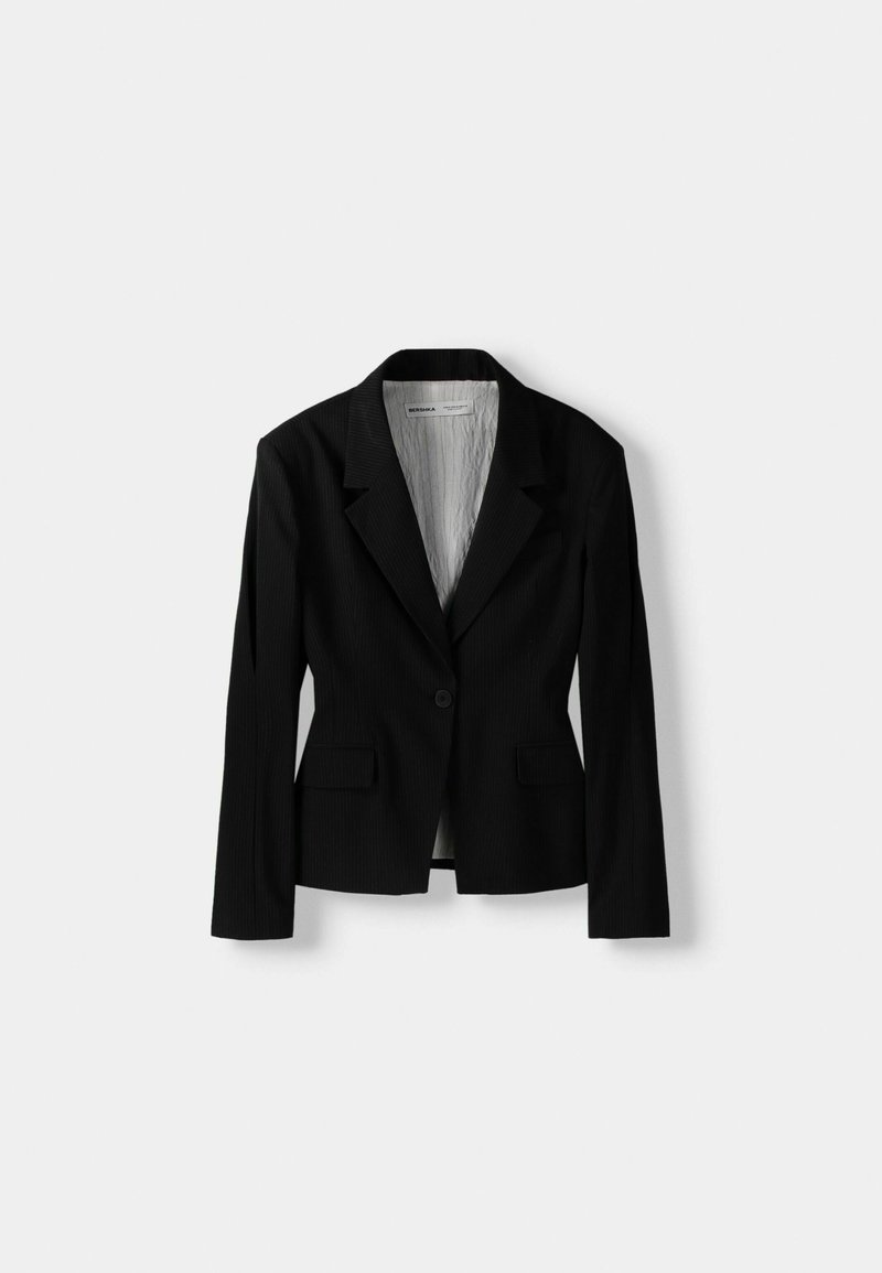Blazer negro ajustado con cuello de solapa, cierre de un solo botón y dos bolsillos frontales. La tela tiene una sutil textura acanalada.