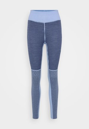 Zilas legingu bikses ar vertikālām svītrām, vienotu gaiši zilu jostu un teksturētām rakstām apakšējās daļas. Izgatavotas no elastīga materiāla.