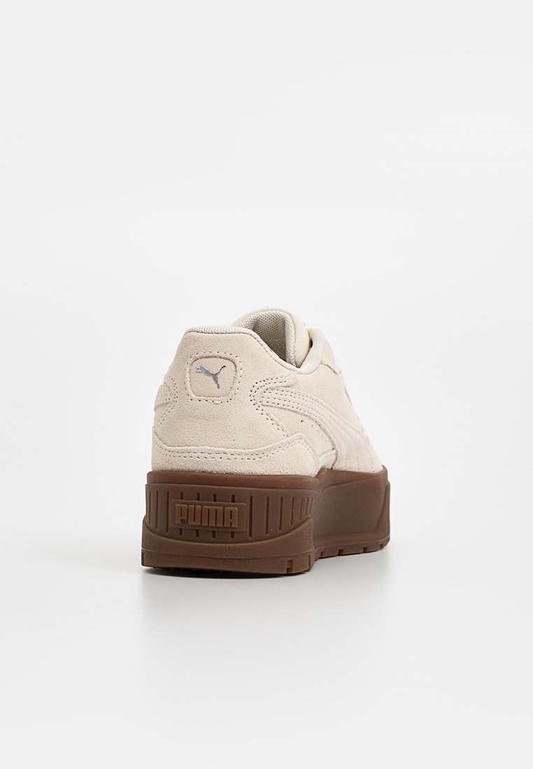 Sneaker in suede beige con suola in gomma marrone, dotate di collare imbottito, accento con logo e strisce laterali testurizzate.