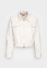 Klippt vit denimjacka med dragkedja fram, två bröstfickor och klassisk krage. Har en lätt texturerad yta.