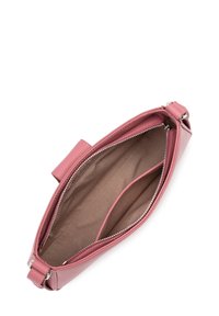Borsa a tracolla in pelle rosa con chiusura a zip, dotata di fodera interna beige e tasca interna, che mostra una texture liscia e un design semplice.