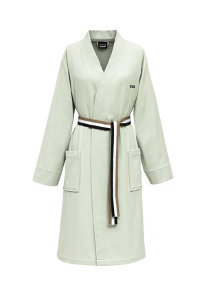 Robe vert clair longueur genoux avec manches longues, deux poches avant, logo "BOSS" sur la poitrine, et ceinture rayée en marron, blanc et noir.