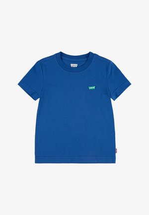 Plava pamučna majica s okruglim izrezom, kratkim rukavima i malim zelenim Levi's logotipom na lijevoj strani prsnog dijela. Glatka tekstura.
