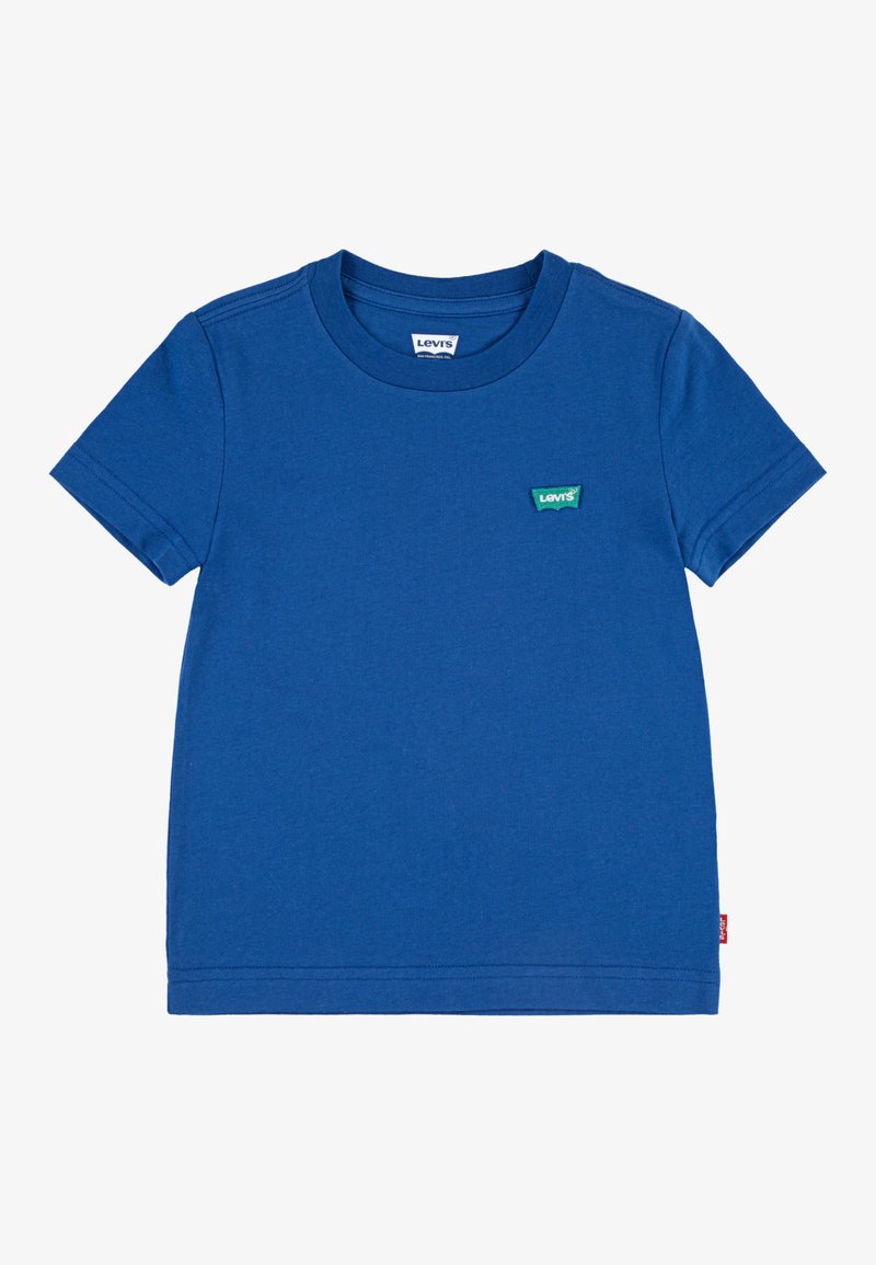 T-shirt de algodão azul com decote redondo, mangas curtas e um pequeno patch verde do Levi's no lado esquerdo do peito. Textura suave.