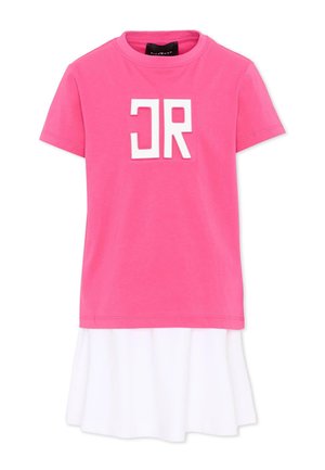 Maglietta rosa a maniche corte con lettere bianche a blocchi "JR" sul davanti, sovrapposta all'orlo bianco di una gonna o di un vestito.