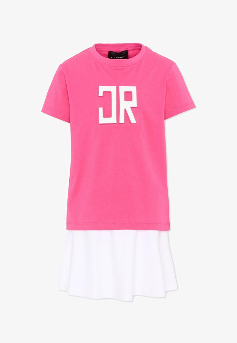 T-shirt rose à manches courtes avec des lettres blanches en bloc « JR » à l'avant, superposé sur un ourlet de jupe ou de robe blanc.