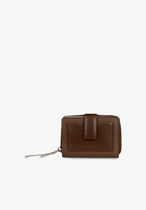 Bruine leren portemonnee met voorvak voor kaarten, ritssluiting en een riemlus op een witte achtergrond.