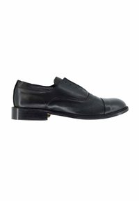Scarpe slip-on in pelle nera con punta tonda, superficie liscia, tacco basso e perforazioni decorative sulla parte superiore.