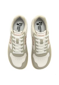 Zapatillas blancas con detalles en ante gris y acentos en rosa. Punta redonda, cierre de cordones, parte superior perforada y suela de goma texturizada. Logo visible en la lengüeta.