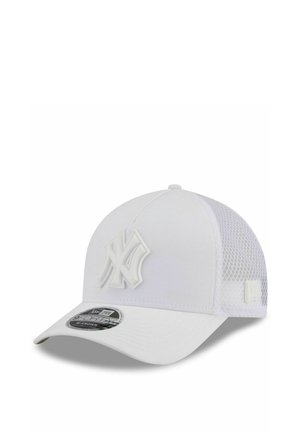 Weiße Baseballkappe der New York Yankees mit Netzrückenteilen und gebogenem Schirm, vorne mit Logo und Markenaufkleber auf dem Schirm.