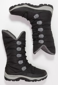 Bottes d'hiver isolées noires avec un textile texturé, des accents gris et quatre sangles ajustables. Forme contournée et semelles en caoutchouc robustes.