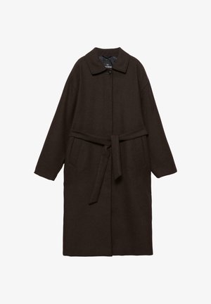 Hosszú, barna gyapjú kabát, gallérral, elöl gombos záródással és övvel. Két oldalsó zsebe van, valamint laza szabású kialakítás.