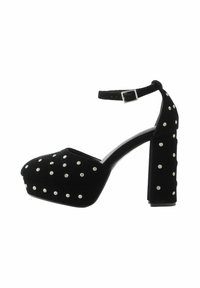 Juodos platformos aukštakulniai batai su kulkšnis dirželiu, puošti mažais apvaliais sidabriniais blizgučiais, tolygiai išdėstytais ant paviršiaus.