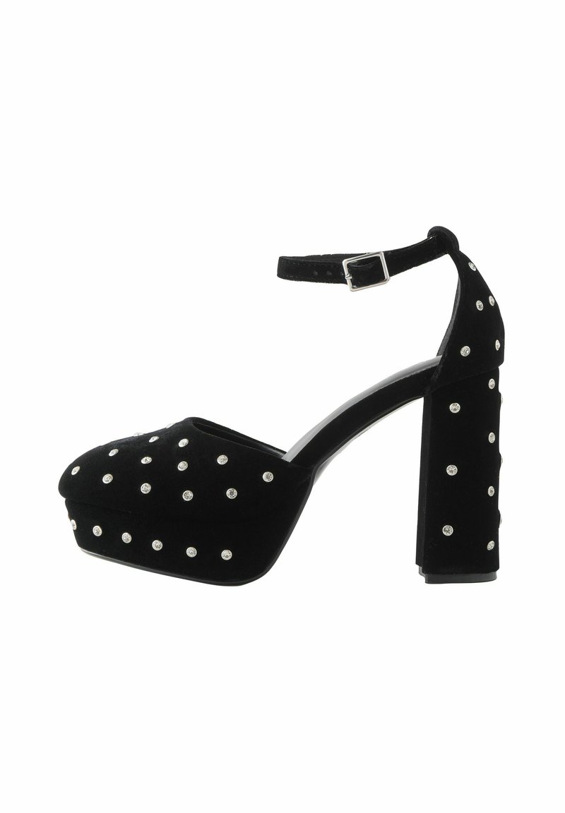 Juodos platformos aukštakulniai batai su kulkšnis dirželiu, puošti mažais apvaliais sidabriniais blizgučiais, tolygiai išdėstytais ant paviršiaus.