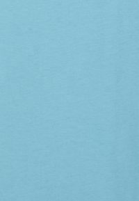 Lichtblauwe stof met een gladde textuur, minimaal patroon en een uniforme uitstraling. Geen zichtbare hardware of accenten.