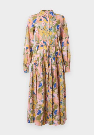Robe fleurie à manches longues, boutonnée avec un col, une taille ceinturée, et un mélange de fleurs roses, vertes, bleues et jaunes sur le tissu.