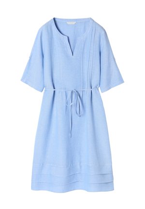 Šviesiai mėlynas lininis suknelė su V formos iškirpte, trumpomis rankovėmis, apjuosimu ties liemeniu ir klostėmis apatinėje dalyje. Paprasta, laisva siluetas.