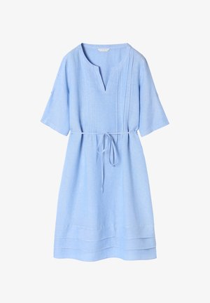 Šviesiai mėlynas lininis suknelė su V formos iškirpte, trumpomis rankovėmis, apjuosimu ties liemeniu ir klostėmis apatinėje dalyje. Paprasta, laisva siluetas.