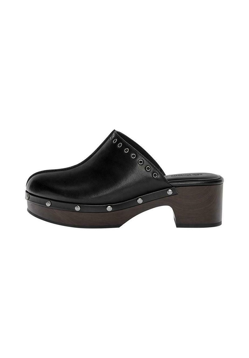 Zwarte leren klomp met een ronde punt, houten plateau en een lage blokhak. Heeft zilveren studs langs de rand voor extra detail.