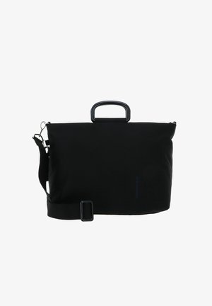 Sac en tissu noir et doux de forme rectangulaire, avec une poignée supérieure, une bandoulière réglable et un détail de boucle. Marquage discret en bleu.