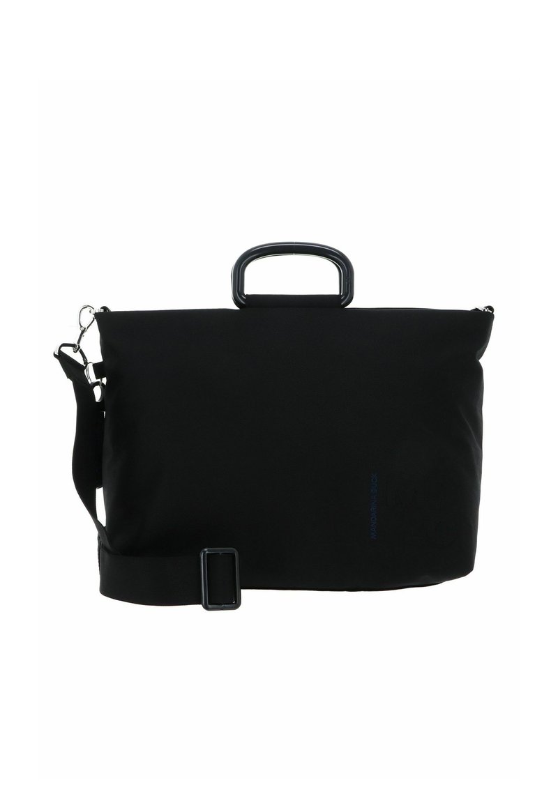 Sac en tissu noir et doux de forme rectangulaire, avec une poignée supérieure, une bandoulière réglable et un détail de boucle. Marquage discret en bleu.