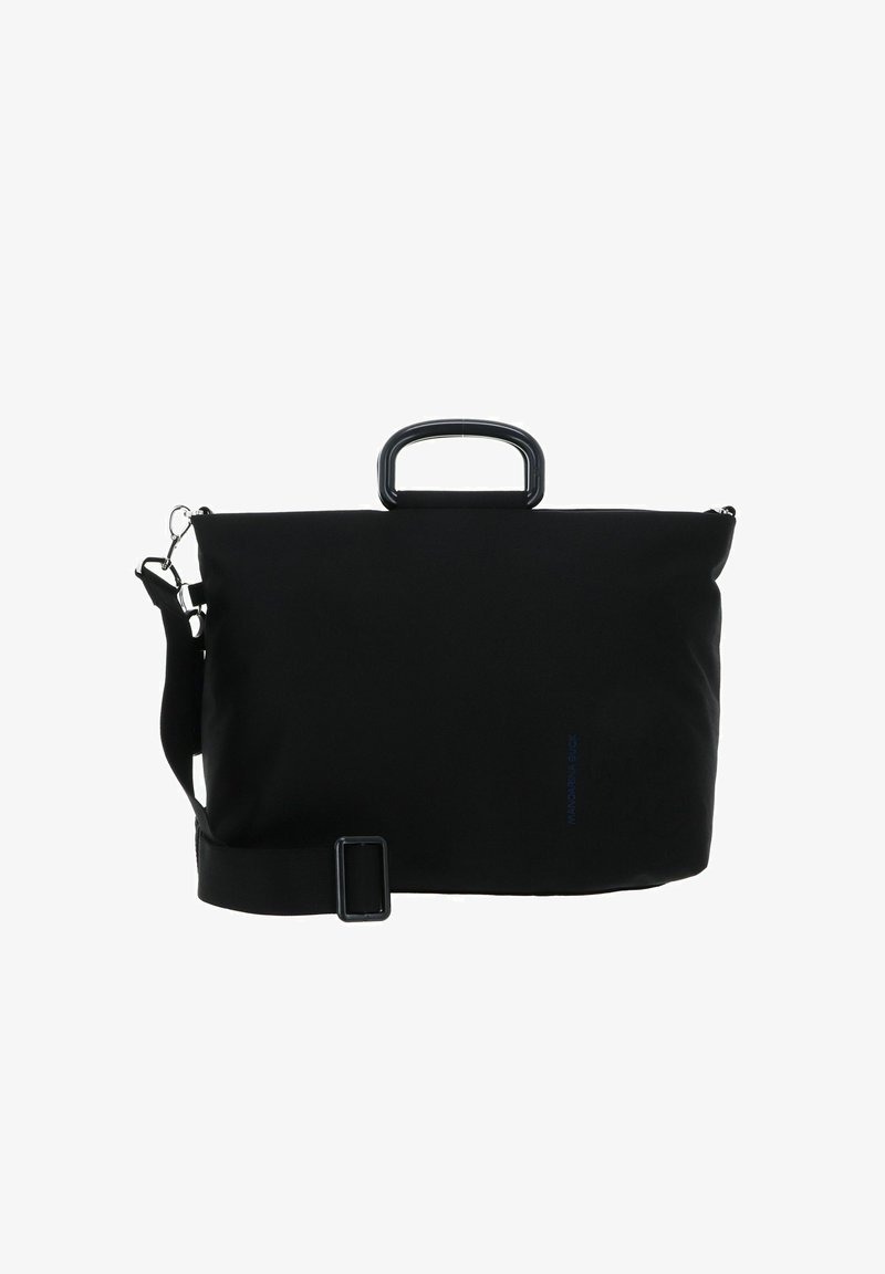 Sac en tissu noir et doux de forme rectangulaire, avec une poignée supérieure, une bandoulière réglable et un détail de boucle. Marquage discret en bleu.