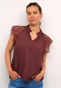 Burgundy blus med spetsdetaljer på axlarna, med V-ringning och volangkrage, i en mjuk, lätt tyg.