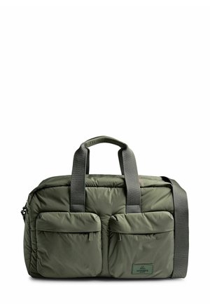 Sac de sport rembourré vert avec deux poches avant, une bandoulière grise robuste et deux poignées supérieures. Fabriqué en matériau durable et résistant à l'eau.