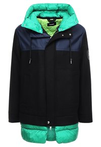 Czarna i granatowa kurtka z zielonym pikowanym kapturem i obszyciem na dole, zamek błyskawiczny z przodu, zatrzaski, ściągacze oraz metka marki Diesel wewnątrz kołnierza.