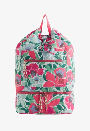 Kukkakirjailulla varustettu narureppu, jossa on vaaleanpunaisia, vihreitä ja sinisiä sävyjä. Varustettu etupuolen vetoketjullisella taskulla, kankaisilla silmukoilla ja sileällä pinnalla.