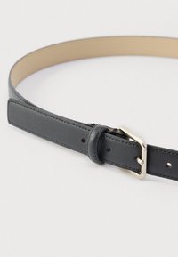 Fekete, sima felületű bőrszíj ezüst színű fém csattal és több állítható lyukkal. Belseje világosbarna színű.