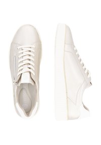 Lichtgekleurde leren sneakers met een gladde textuur, voorzien van witte veters en een zijrits. De zool is wit met verticale ribbels.