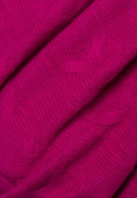 Magenta gestrickter Stoff mit einem strukturierten Muster und erhabenen Linien, der ein weiches, warmes Erscheinungsbild aufweist.