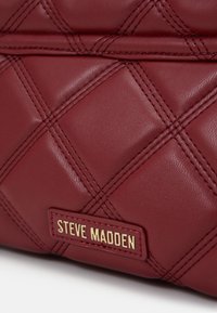 Steve Madden BVOLTURI - Skuldertasker - crimson