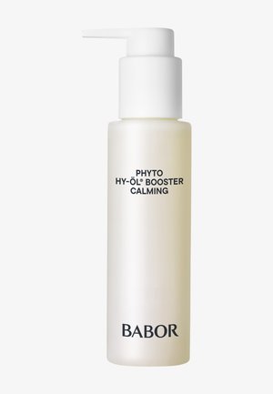 Bouteille en verre transparent avec un bouchon-pompe blanc. Présente un texte noir indiquant "PHYTO HY-ÖL® BOOSTER CALMING" et le logo "BABOR". Le liquide semble d'un jaune pâle.