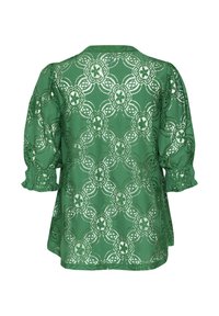 Zelena bluza s napučenimi rokavi in cvetnim čipkastim vzorcem. Ima V-izrez in zbrane manšete na rokavih, kar daje teksturiran videz.