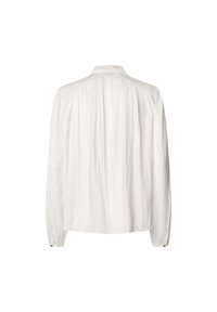 Camicia bianca a maniche lunghe con polsini abbottonati, caratterizzata da un tessuto testurizzato e dettagli arricciati sulle spalle e sulla schiena.
